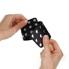 KINK - HANDGELENKFESSEL MIT VOLLSTÄNDIG GENIETETEM DRUCKKNOPFVERSCHLUSS SCHWARZ VERSTELLBAR 19-24 CM X 5,5 CM