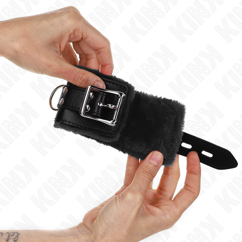 KINK - SCHWARZE, PELZGEFÜTTERTE HANDGELENKMANSCHETTEN MIT VERSTELLBAREM SCHWARZEN RIEMEN 17-29 CM X 6 CM