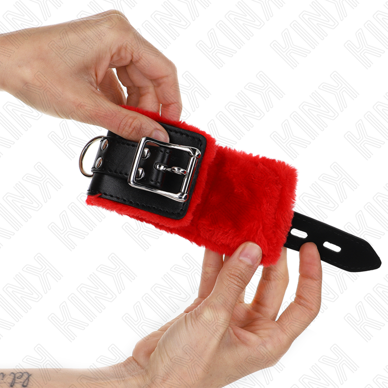 KINK - PELZGEFÜTTERTE HANDGELENKSTÜTZEN MIT VIERECKIGEN LÖCHERN, ROT-SCHWARZER, VERSTELLBARER GÜRTEL 17-29 CM X 6 CM