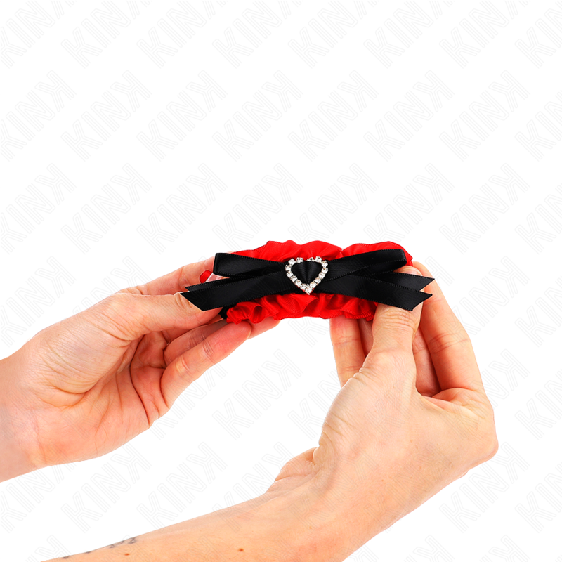 KINK – ELASTISCHE HANDGELENK-FESSELN AUS SPITZE MIT ROTEN HERZ-DETAILS VERSTELLBAR 22-35 CM