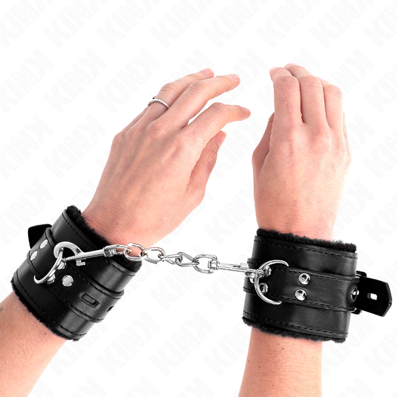 KINK – HANDGELENKMANSCHETTEN, FELLGEFÜTTERT MIT VIERECKLÖCHERN, SCHWARZ UND VERSTELLBAREM SCHWARZEN RIEMEN 17–29 CM X 6 CM