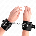 KINK – HANDGELENKMANSCHETTEN, FELLGEFÜTTERT MIT VIERECKLÖCHERN, SCHWARZ UND VERSTELLBAREM SCHWARZEN RIEMEN 17–29 CM X 6 CM