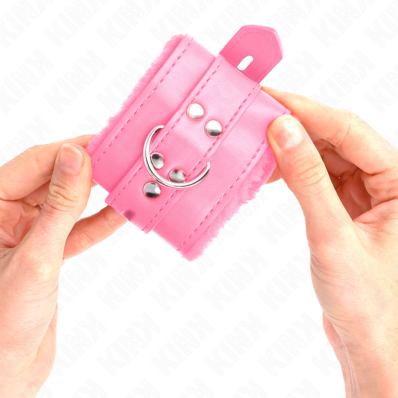 KINK - PELZGEFÜTTERTE HANDGELENKMANSCHETTEN MIT ROSAFARBENEN VIERECKLÖCHERN UND VERSTELLBAREM ROSAFARBENEM GÜRTEL 17-29 CM X 6 CM